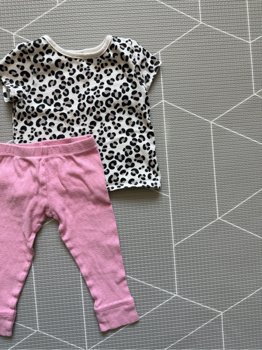 Tahari|Baby girl cute set,Cream Leopard Print tee with textured pink leggings•